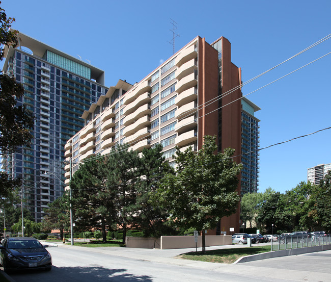 100 Roehampton Ave in Toronto, ON - Building Photo - Building Photo