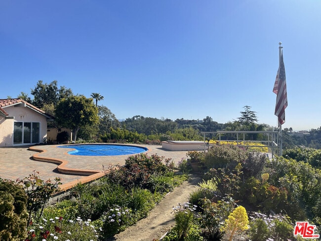 10723 Stradella Ct in Los Angeles, CA - Building Photo - Building Photo