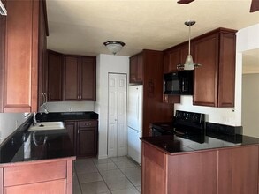 5671 Charleston St in Orlando, FL - Foto de edificio - Building Photo
