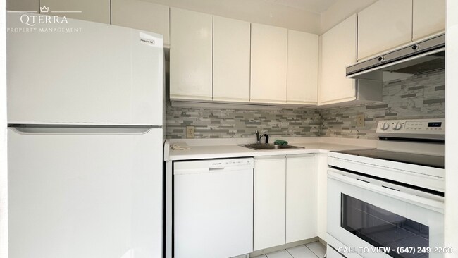 2112 Queen St E in Toronto, ON - Building Photo - Building Photo