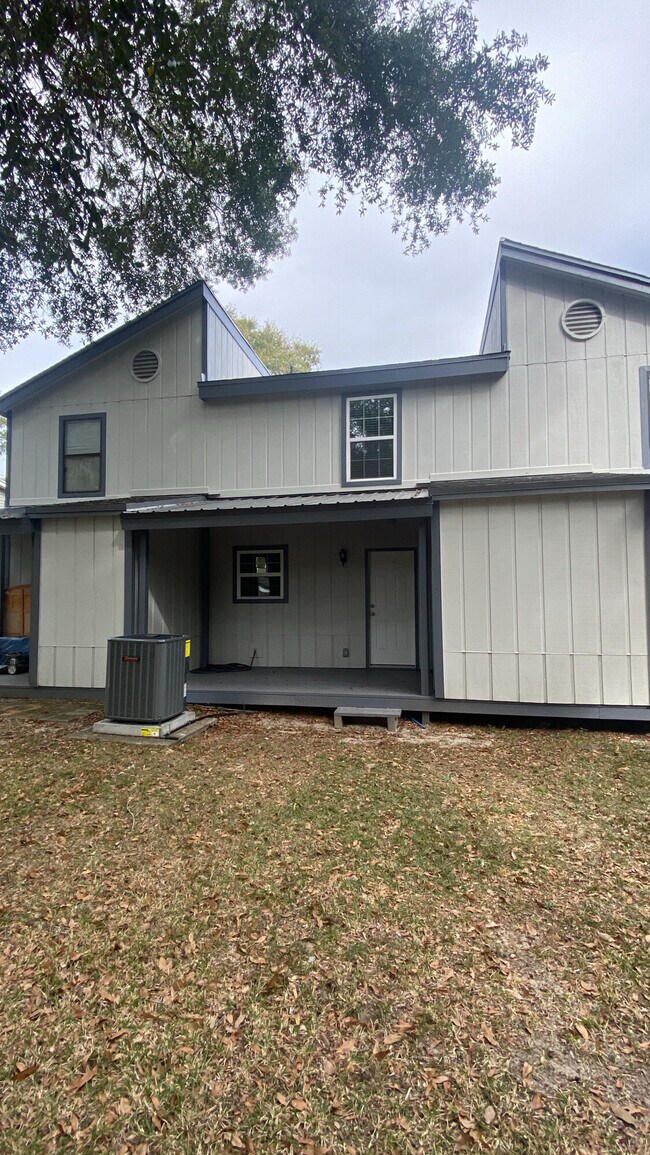 122 Hampton Dr in Crestview, FL - Building Photo - Building Photo