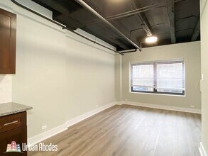 727 Saint Johns Ave, Unit A06C in Highland Park, IL - Building Photo - Building Photo