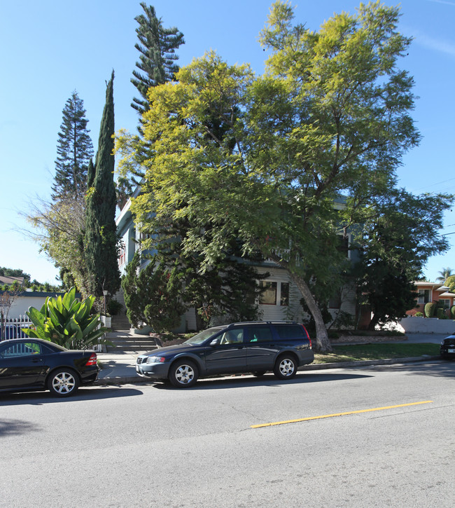 3172 Rowena Ave in Los Angeles, CA - Foto de edificio - Building Photo