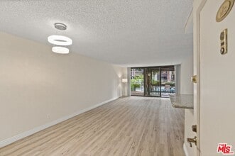 7740 Redlands St in Los Angeles, CA - Foto de edificio - Building Photo