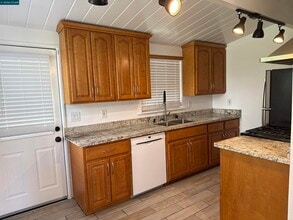 2875 Euclid Ave in Concord, CA - Building Photo - Building Photo