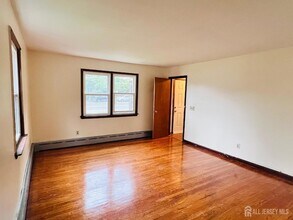 346 Carteret Ave, Unit 1 in Carteret, NJ - Building Photo - Building Photo