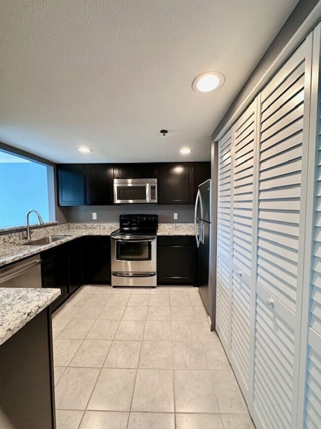 15255 Sunwood Blvd in Tukwila, WA - Building Photo - Building Photo