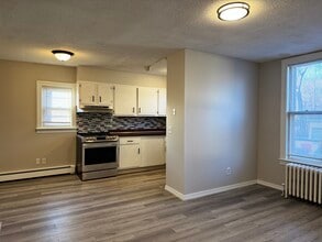 66 Hamlet Ave, Unit 1R in Woonsocket, RI - Foto de edificio - Building Photo