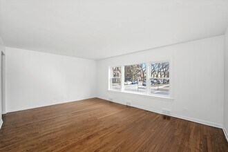 7056 N Rockwell St, Unit 1st floor in Chicago, IL - Foto de edificio - Building Photo