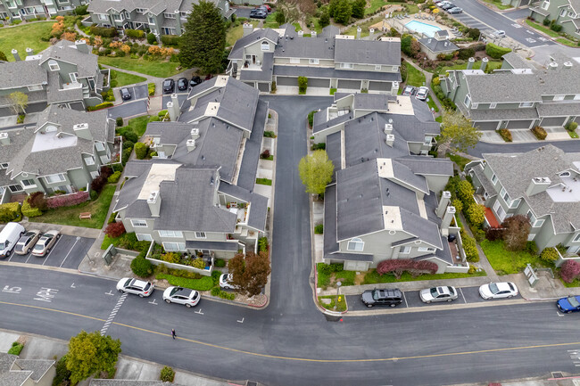 Village in the Park in Daly City, CA - Foto de edificio - Building Photo