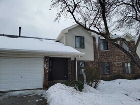 877 Cross Creek Dr W in Roselle, IL - Building Photo