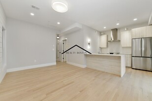 221 Paris St, Unit #1 in Boston, MA - Building Photo - Building Photo