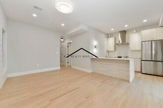 221 Paris St in Boston, MA - Foto de edificio - Building Photo