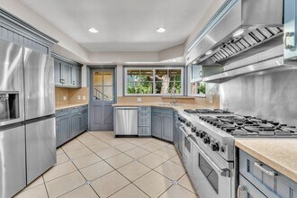 16553 Hartsook St in Los Angeles, CA - Building Photo - Building Photo