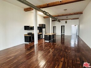 652 Mateo St in Los Angeles, CA - Building Photo - Building Photo