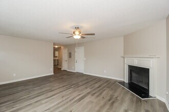 4246 Holliday Rd in Atlanta, GA - Building Photo - Building Photo