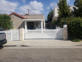 4229 Mandalay Dr, Unit rear in Los Angeles, CA - Building Photo