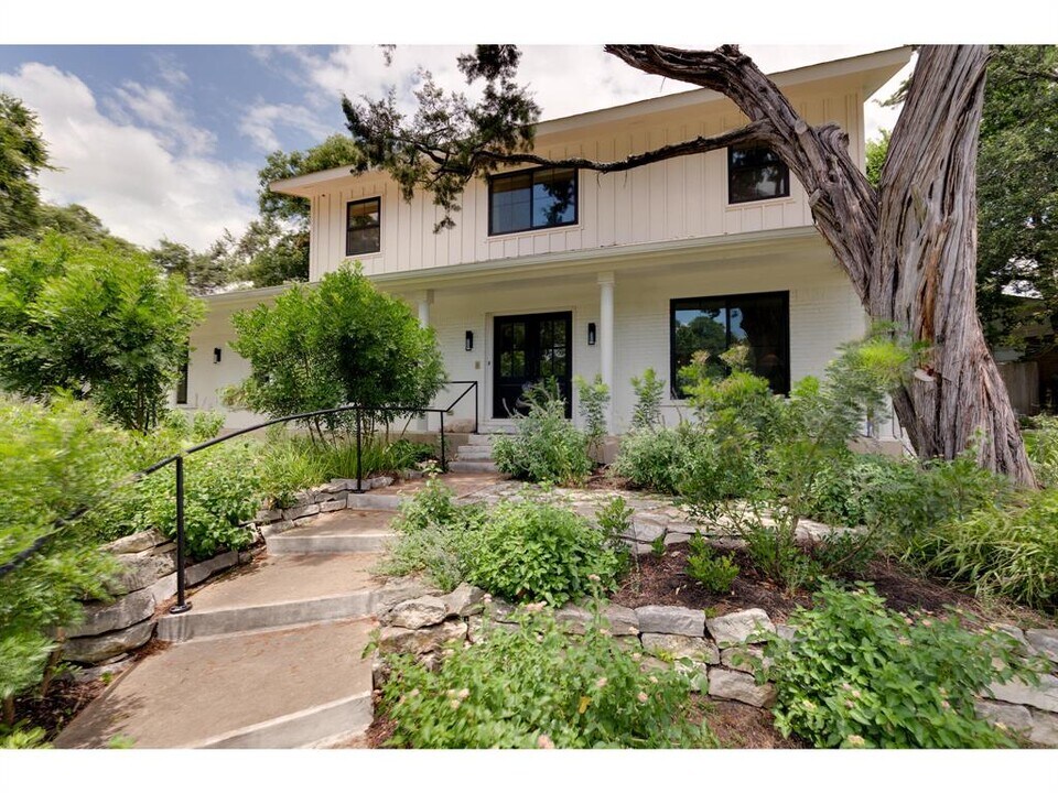 8700 Mountainwood Cir in Austin, TX - Foto de edificio