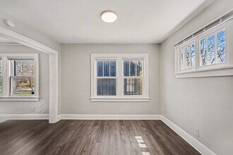 2407 E 67th Terrace in Kansas City, MO - Foto de edificio - Building Photo