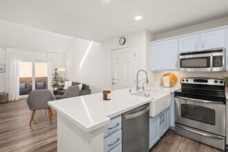 5252 Balboa Arms Dr in San Diego, CA - Building Photo - Building Photo