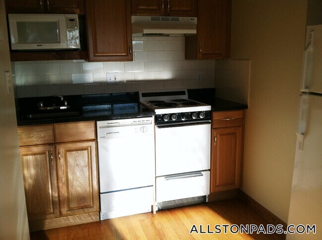 1110 Commonwealth Ave in Boston, MA - Building Photo - Building Photo
