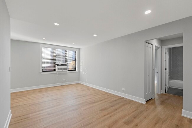 531 W Aldine Ave, Unit Unit 309 in Chicago, IL - Building Photo - Building Photo