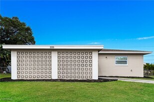 2155 Tropic Ave in Ft. Myers, FL - Building Photo