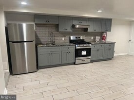 5221 N 8th St in Philadelphia, PA - Building Photo