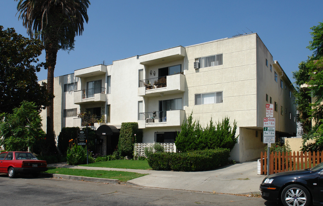 739 N Croft Ave in Los Angeles, CA - Foto de edificio