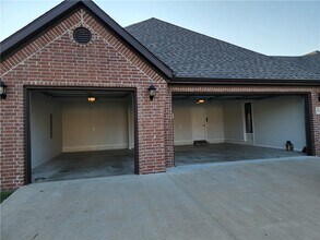 1053 Tarah Knolls Cir in Centerton, AR - Foto de edificio - Building Photo