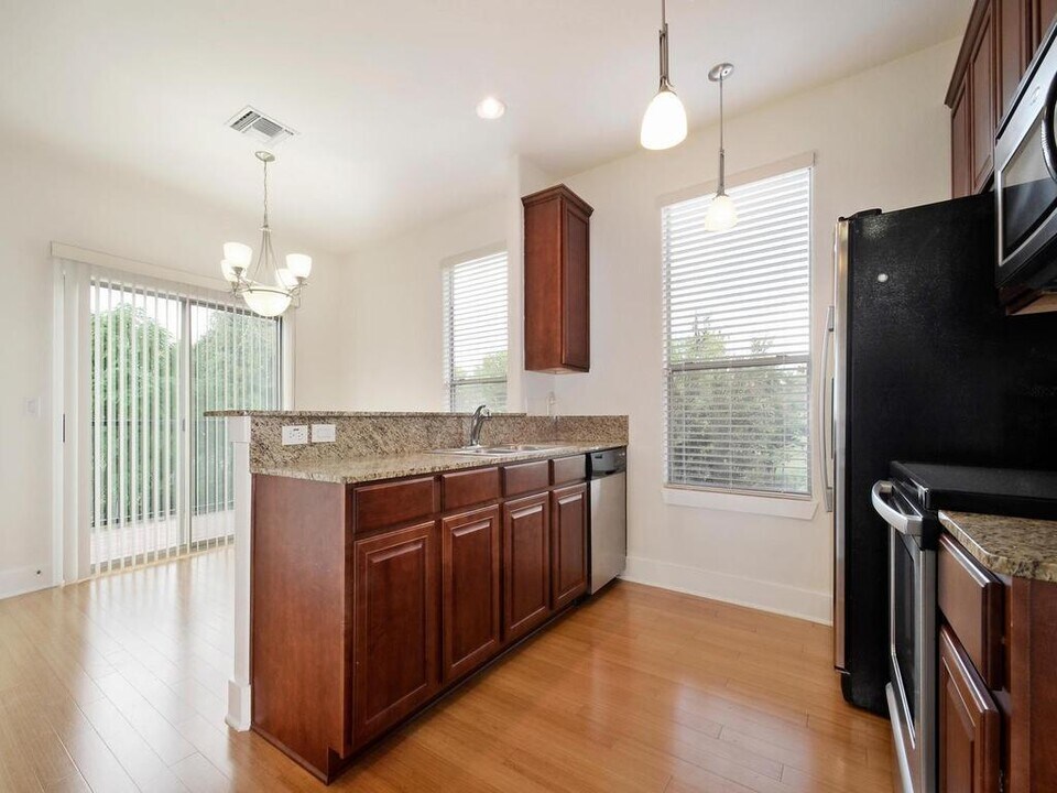 13420 Lyndhurst St in Austin, TX - Foto de edificio