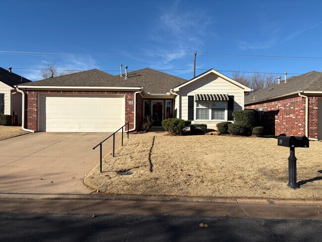 2455 Manchester Dr in Oklahoma City, OK - Foto de edificio - Building Photo