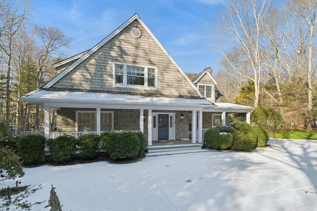 12 Bay Colony Ct in East Hampton, NY - Building Photo - Building Photo