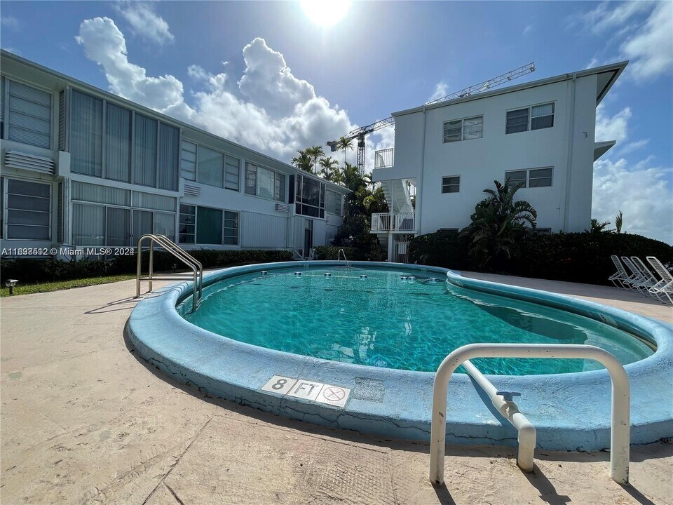10281 E Bay Harbor Dr-Unit -D1 in Bay Harbor Islands, FL - Building Photo