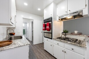 Pinecrest Apartments in La Mirada, CA - Building Photo