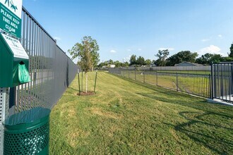 1690 North Loop in Houston, TX - Building Photo - Building Photo