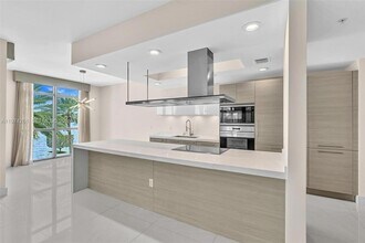 17301 Biscayne Blvd, Unit 210 in Aventura, FL - Building Photo - Building Photo