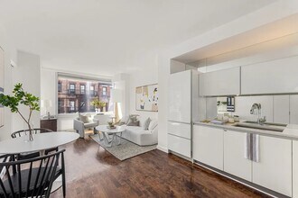 425 E 13th St in New York, NY - Building Photo - Building Photo