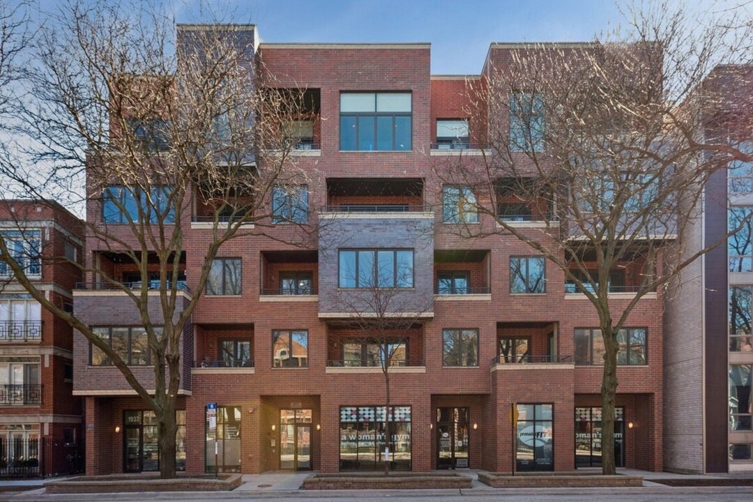 1937 W Diversey Pkwy in Chicago, IL - Building Photo