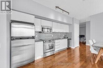 33-3933 Charles St E in Toronto, ON - Building Photo - Building Photo