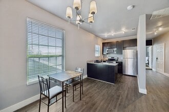 605 S Oak Cliff Blvd, Unit Unit 4 in Dallas, TX - Foto de edificio - Building Photo