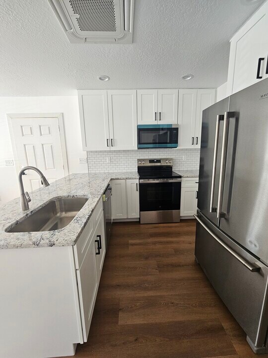 330 N 985 W, Unit 332 in Orem, UT - Foto de edificio
