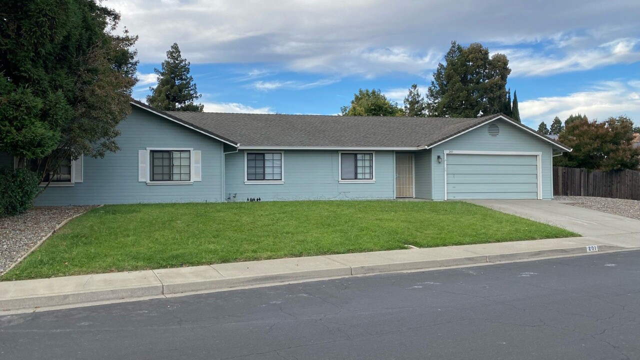 201 Emory Dr in Vacaville, CA - Foto de edificio