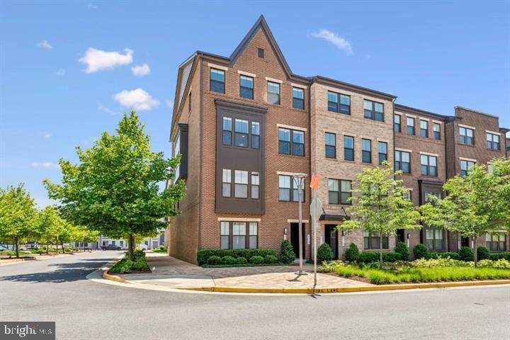 45157 Kincora Dr in Sterling, VA - Building Photo