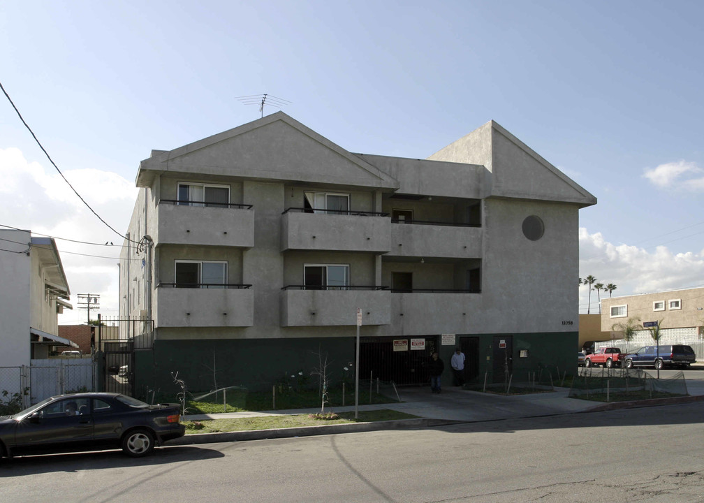 11058 Cantlay St in Sun Valley, CA - Building Photo