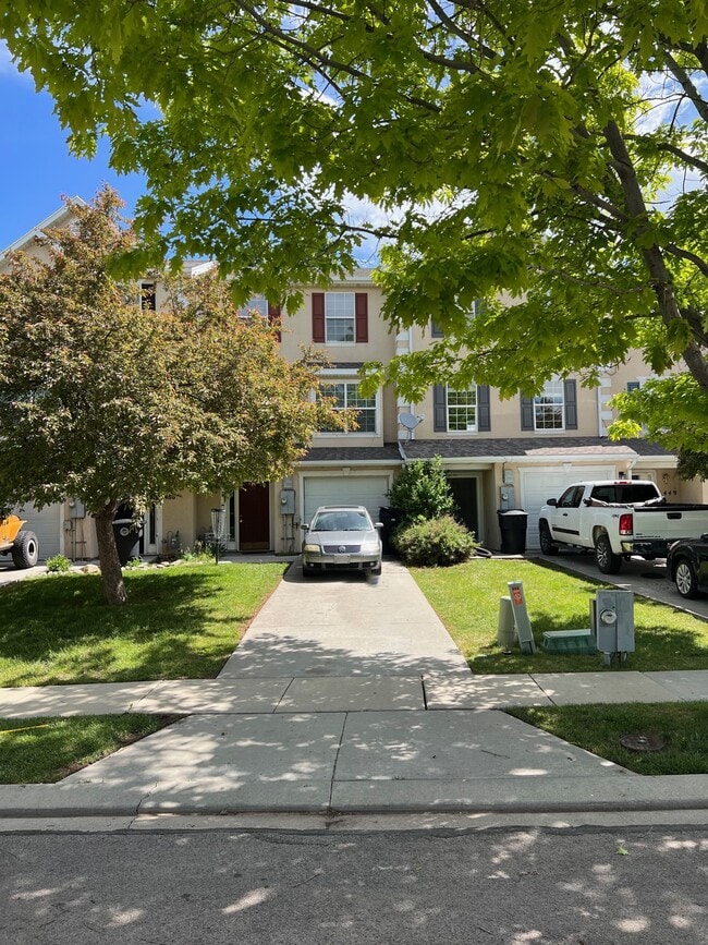 property at 452 Argyll Ct