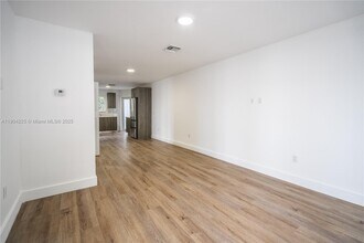 1850 S Treasure Dr in North Bay Village, FL - Foto de edificio - Building Photo