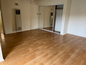 11860 Chandler Blvd in Valley Village, CA - Foto de edificio - Building Photo