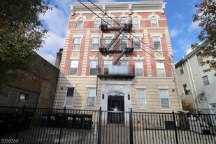 14 Gouverneur St in Newark, NJ - Building Photo