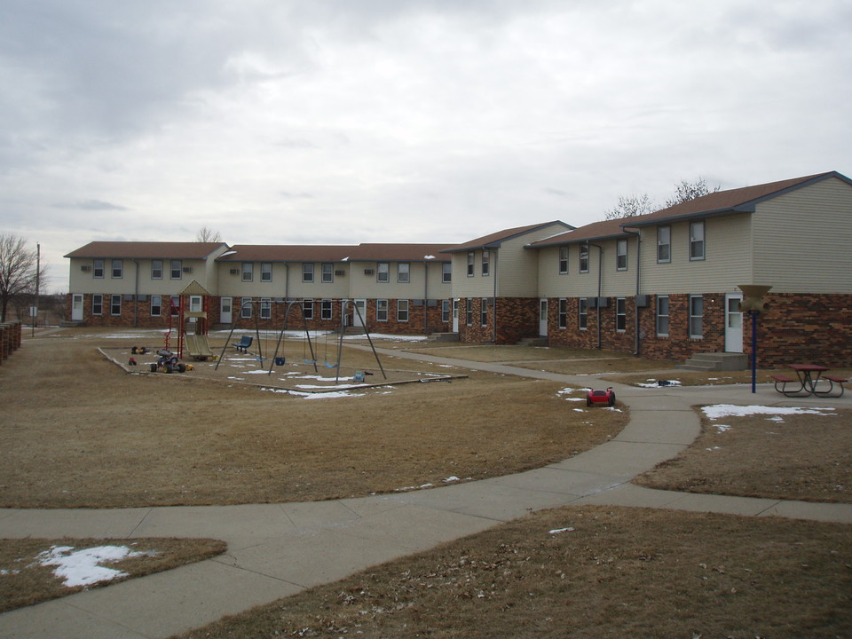 Arthur Court in Redfield, SD - Building Photo